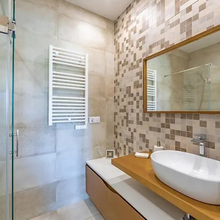Quiet And Elegant With Terrace And Pool Lejlighed