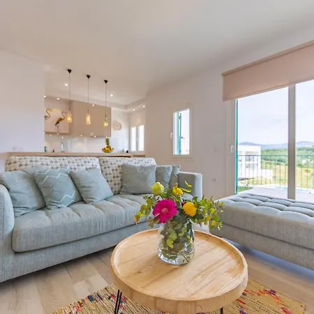 Quiet And Elegant With Terrace And Pool Apartman *