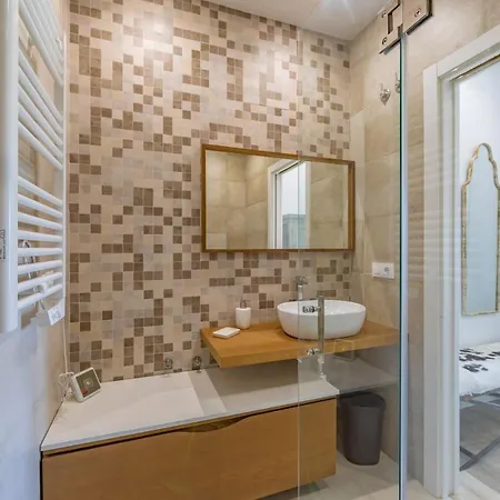 Quiet And Elegant With Terrace And Pool