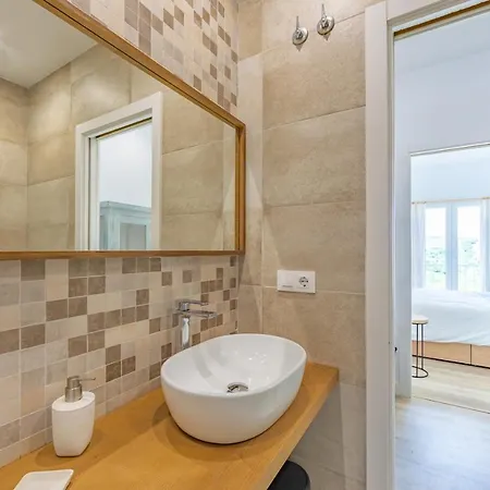 Quiet And Elegant With Terrace And Pool Apartman